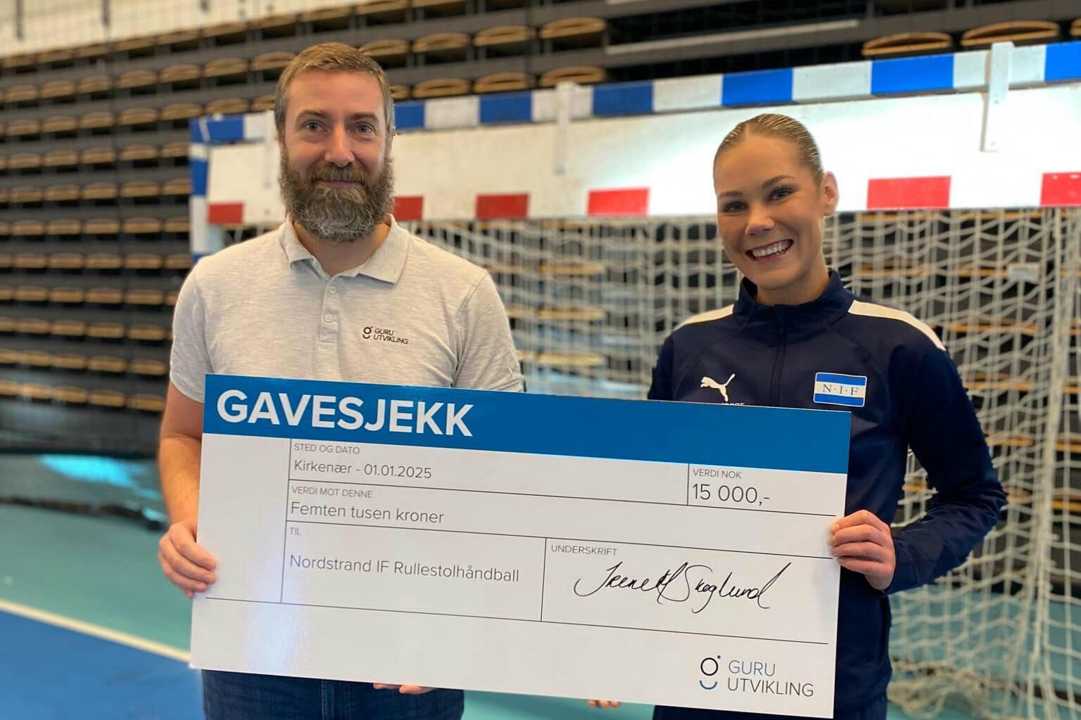 steffen hos guru utvikling overrekker gavesjekk til Helene hos nordstrand if rullestolhåndball